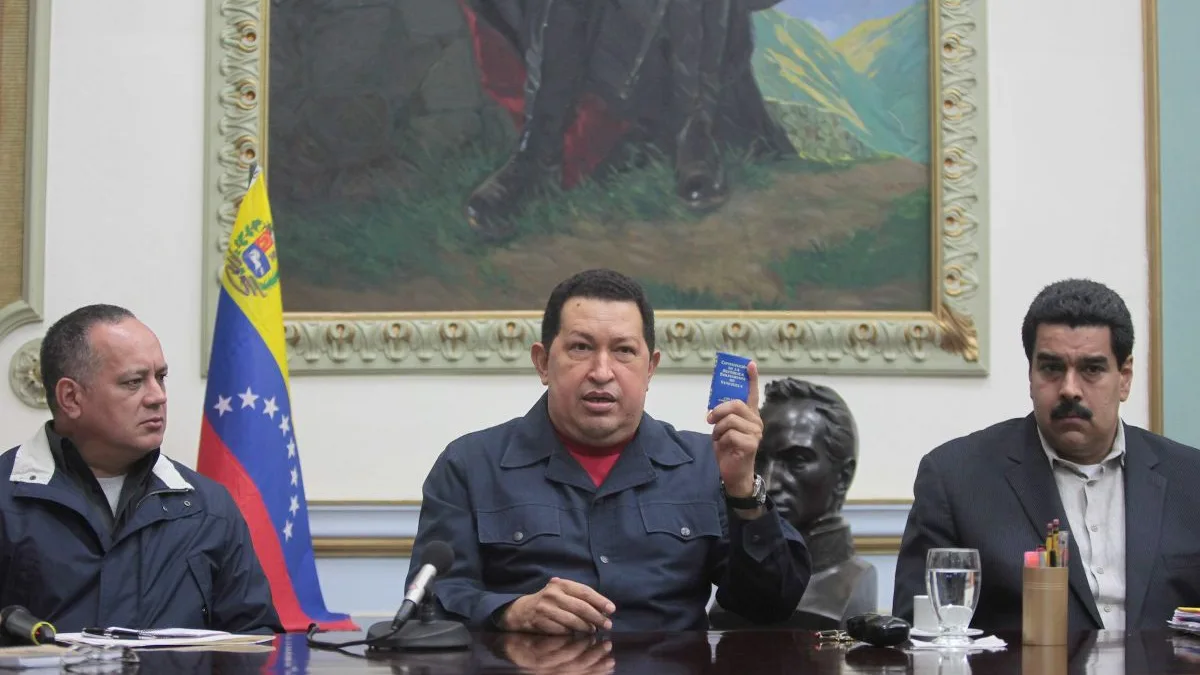 Hugo Chávez antes de ser intervenido, junto a Nicolás Maduro