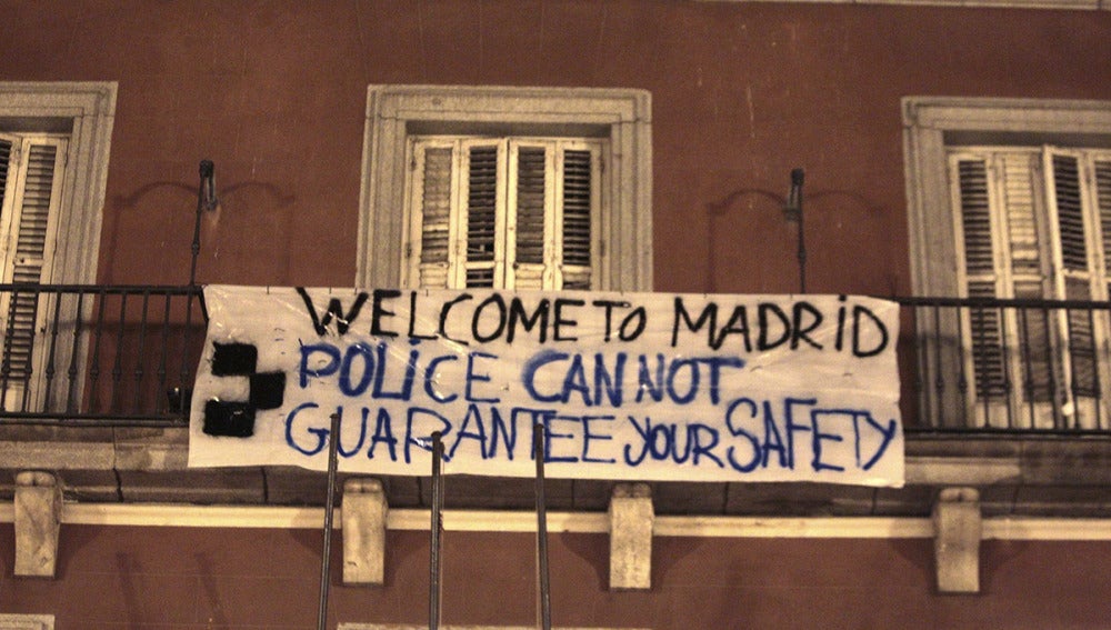 Una pancarta cuelga de uno de los balcones de la &quot;Casa de la Panadería&quot; de la Plaza Mayor.