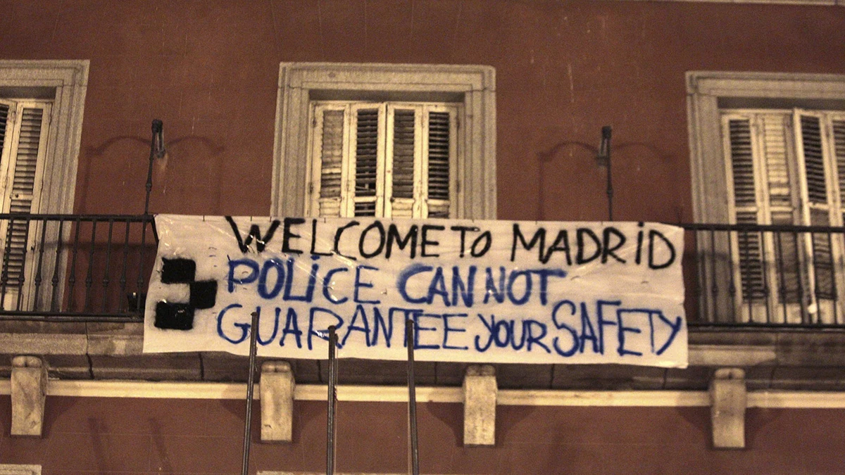 Una pancarta cuelga de uno de los balcones de la "Casa de la Panadería" de la Plaza Mayor.