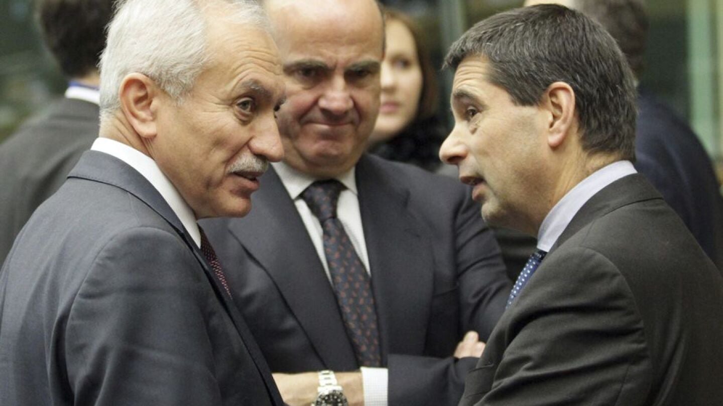 Luis de Guindos con sus hom&oacute;logos de Chipre y Portugal al comienzo de la reuni&oacute;n