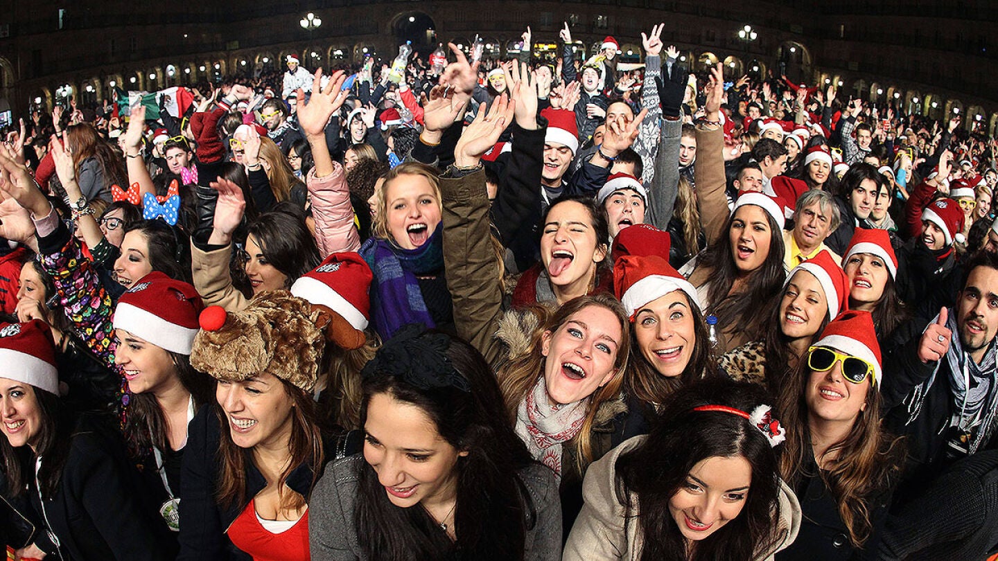 J&oacute;venes universitarios celebran la Nochevieja adelantada en Salamanca