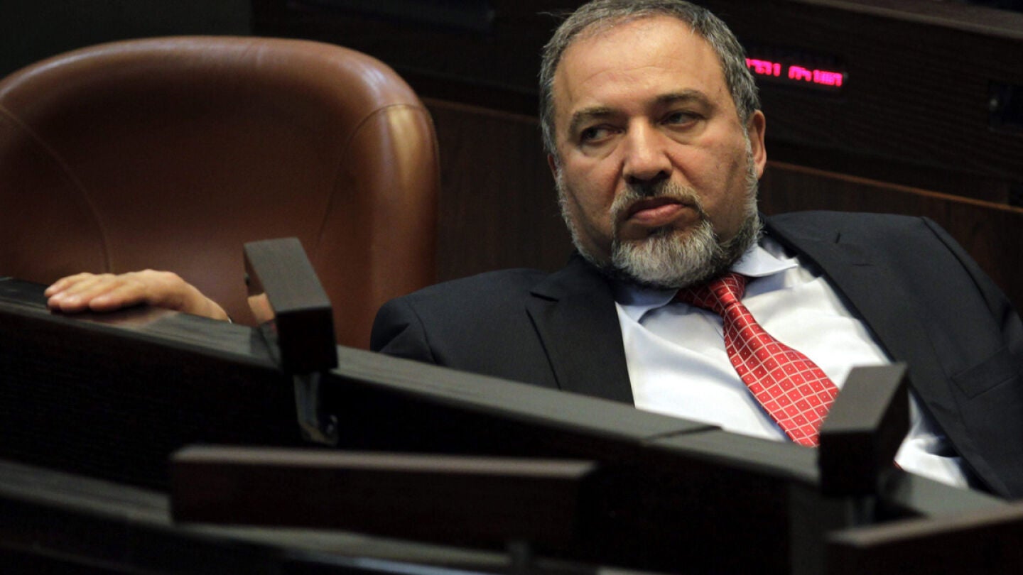 El ministro israel&iacute; de Exteriores dimite tras su imputaci&oacute;n en varios delitos
