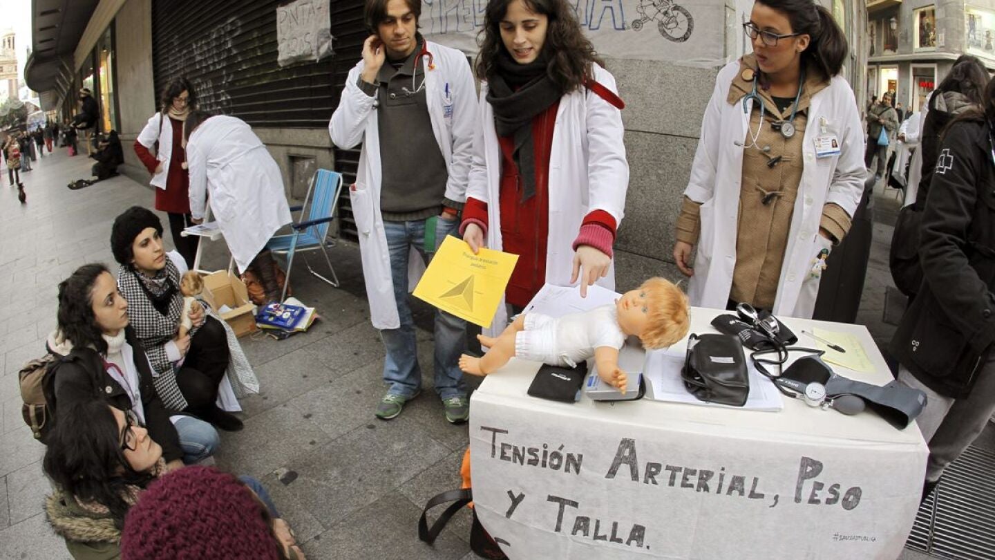 M&eacute;dicos residentes protestan en la calle