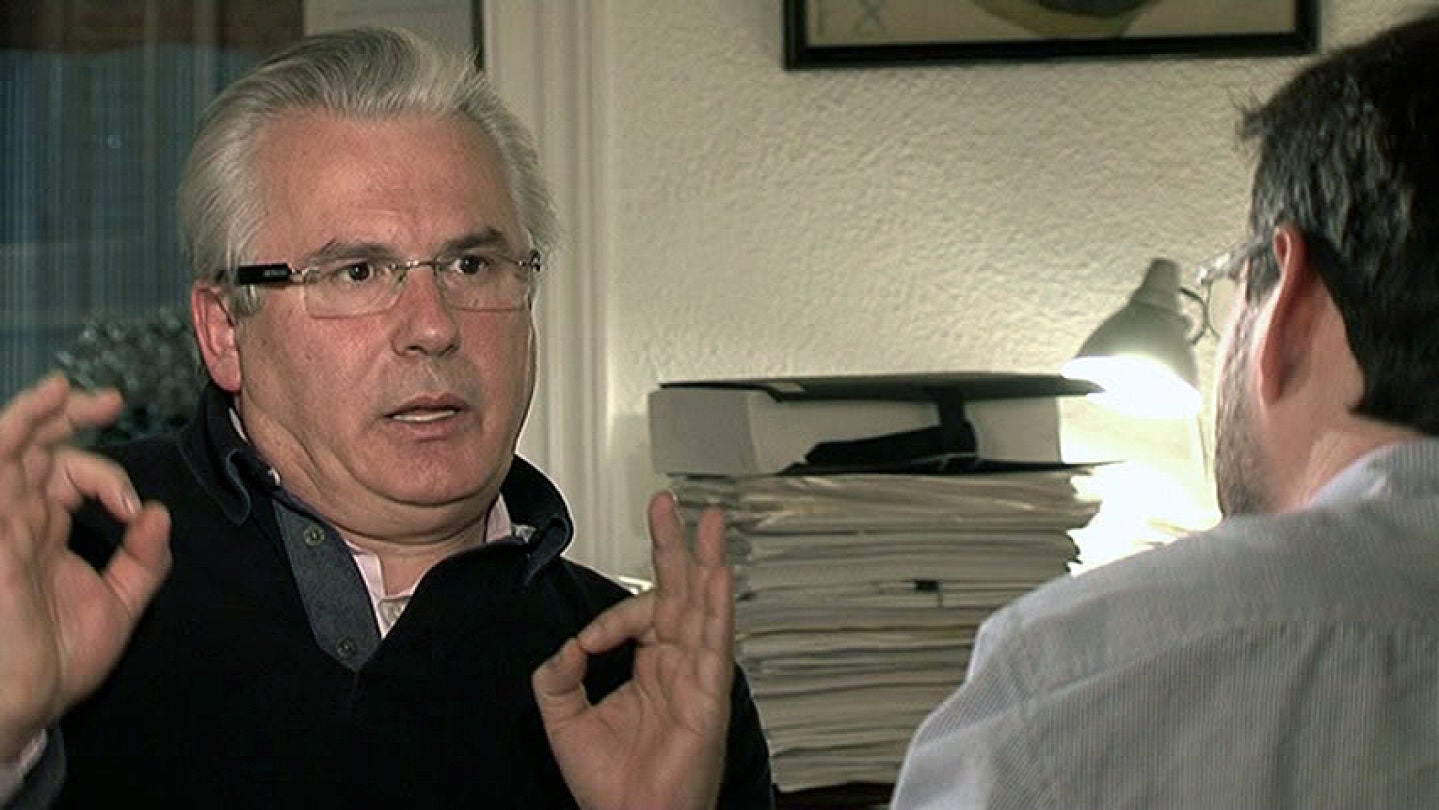 Baltasar Garz&oacute;n junto a Jordi &Eacute;vole