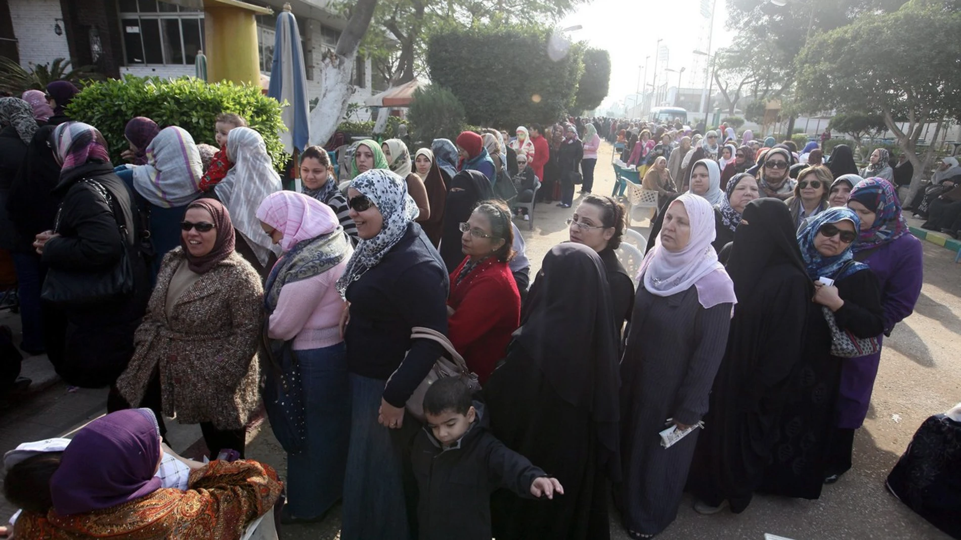 Cola a las puertas de un colegio electoral en El Cairo