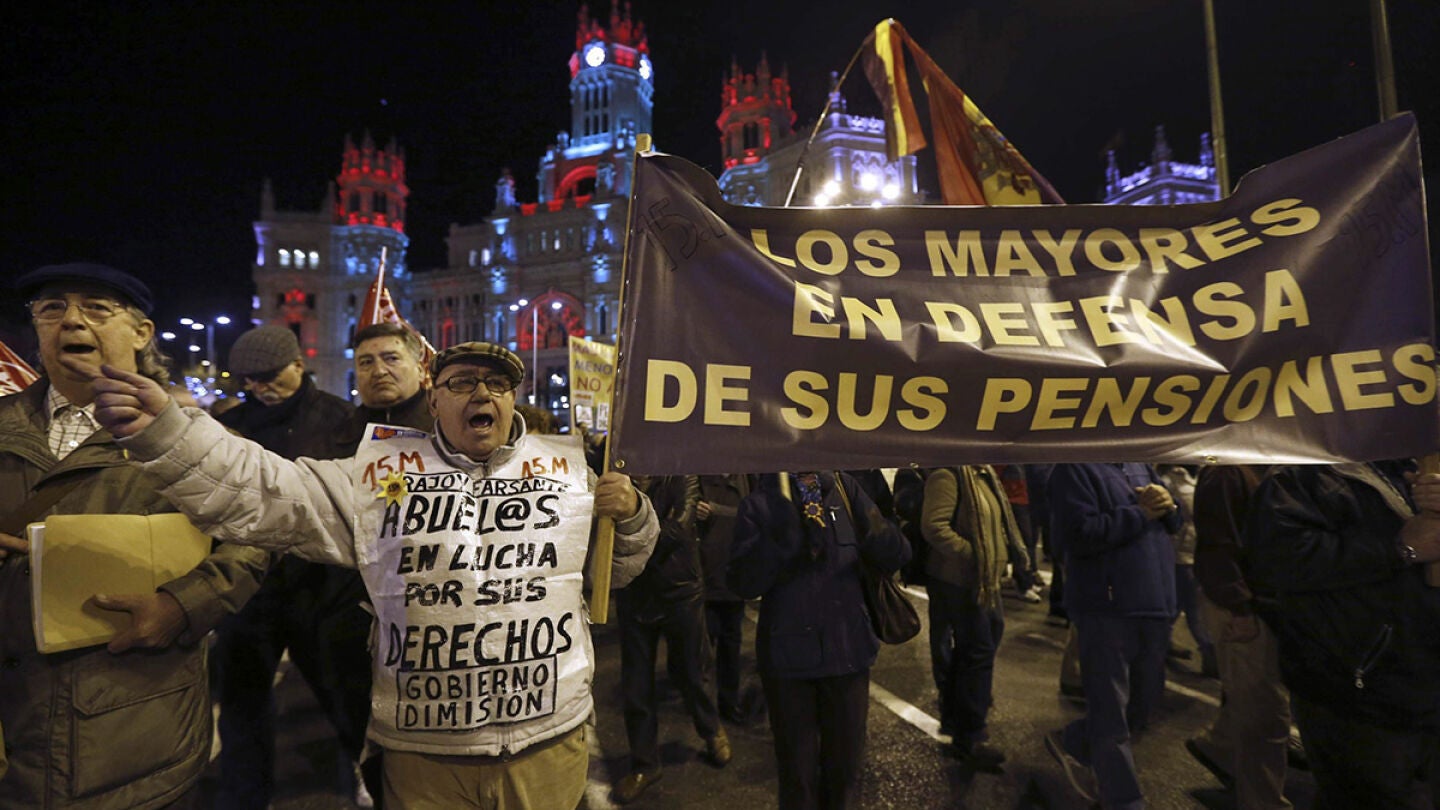 Un grupo de mayores participantes en la manifestaci&oacute;n convocada por la Cumbre Social 