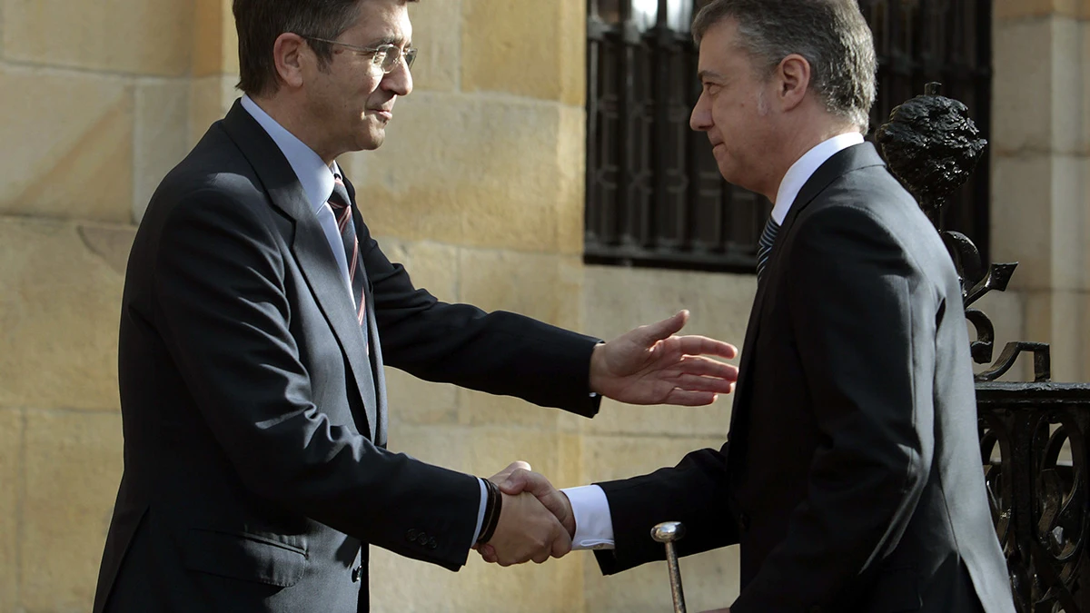 El lehendakari, Iñigo Urkullu, es felicitado por su antecesor en el cargo Patxi López.