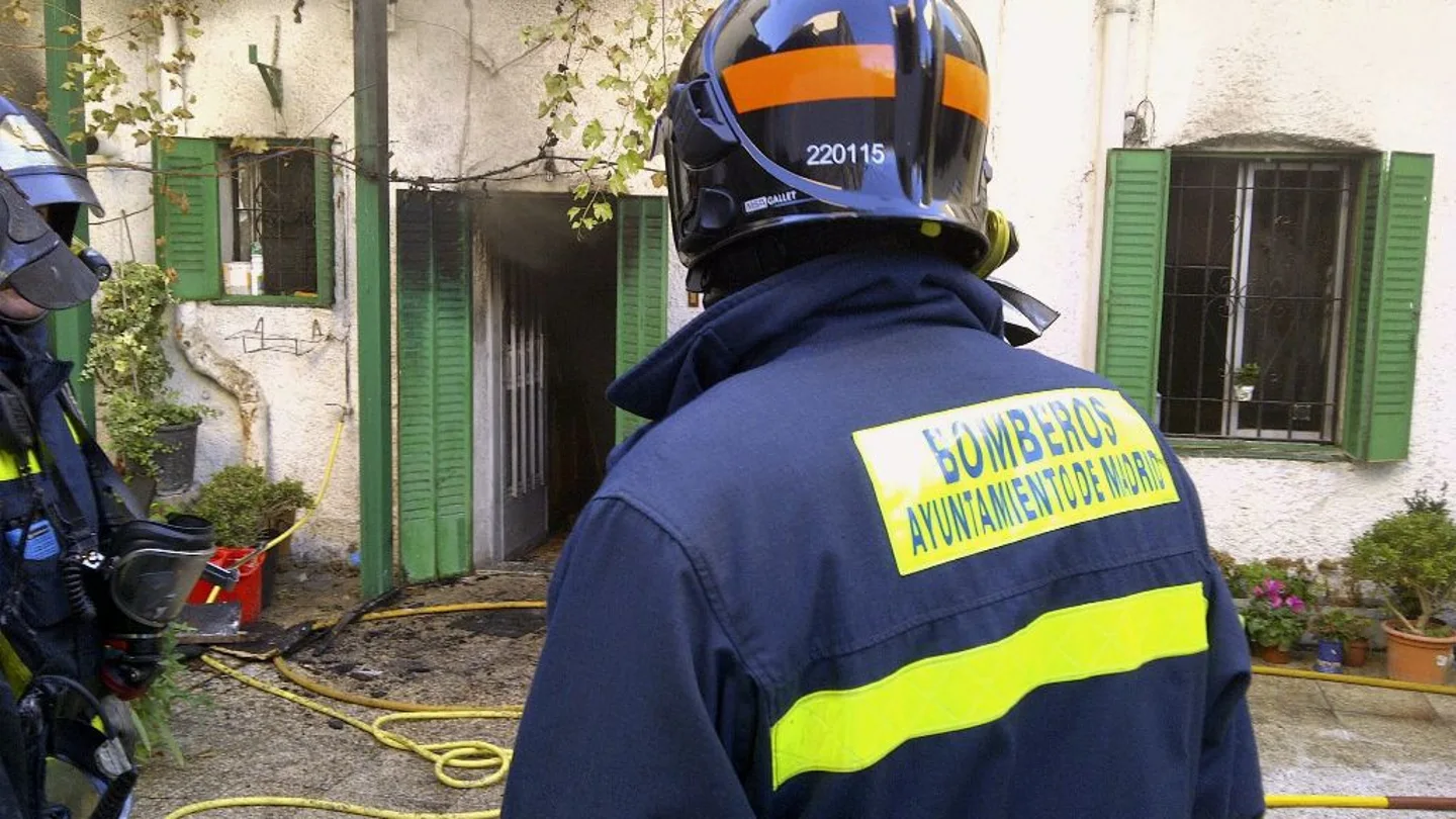 Un bombero en una imagen de archivo Un bombero en una imagen de archivo