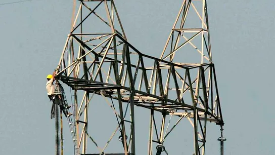 Un operario revisa la instalación de un poste Un operario revisa la instalación de un poste