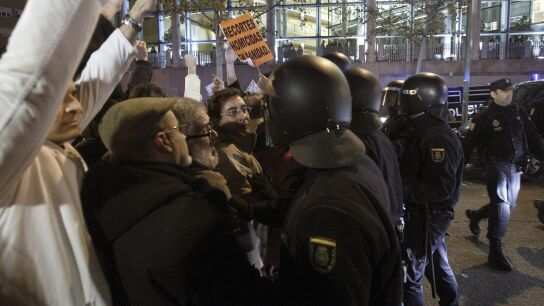 Efectivos de la Polic&iacute;a Nacional protegen los accesos al edificio de la Asamblea de Madrid