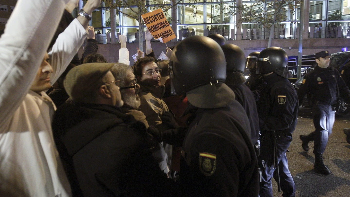 Efectivos de la Policía Nacional protegen los accesos al edificio de la Asamblea de Madrid Efectivos de la Policía Nacional protegen los accesos al edificio de la Asamblea de Madrid