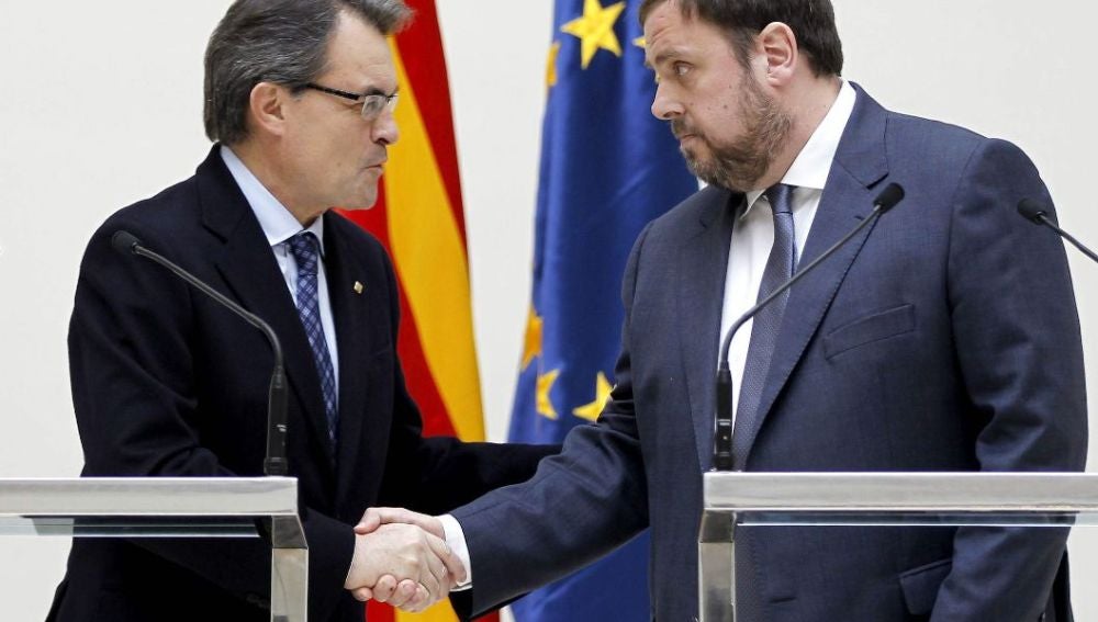 Artur Mas y Oriol Junqueras estrechan las manos (Archivo)