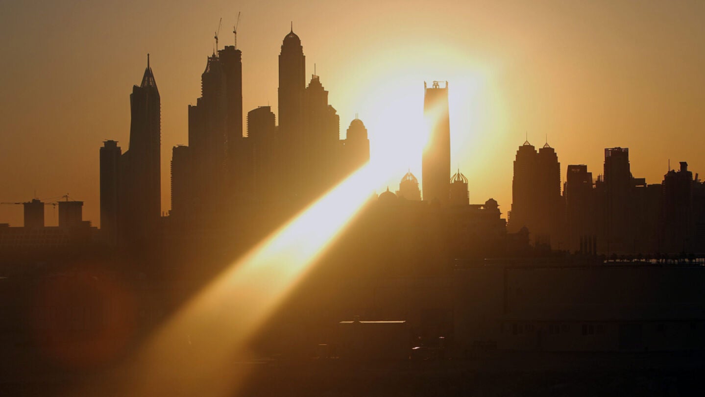 Vista de los rascacielos desde la playa en el golfo del emirato en Dubai