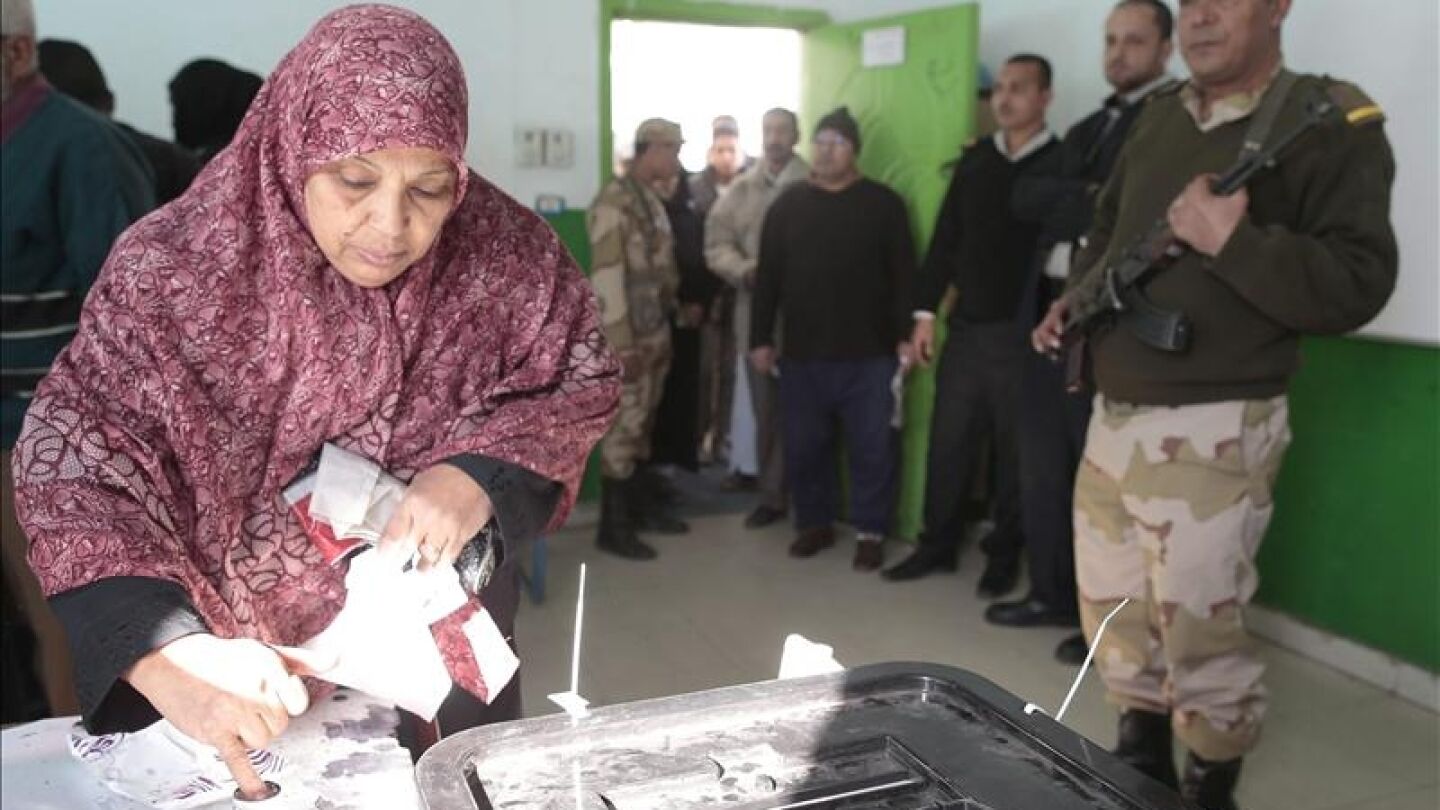 Una mujer egipcia en la segunda ronda del refer&eacute;ndum.