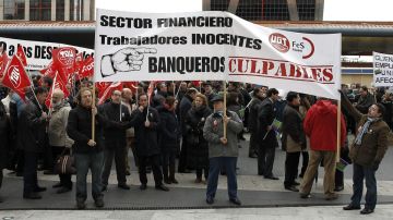 Centenares de trabajadores de Bankia se han concentrado ante la sede de la entidad