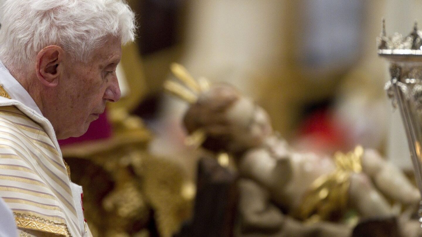 El papa Benedicto XVI celebra la misa de Navidad