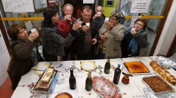 Afectados por las preferentes cenan en un Ayuntamiento de Pontevedra