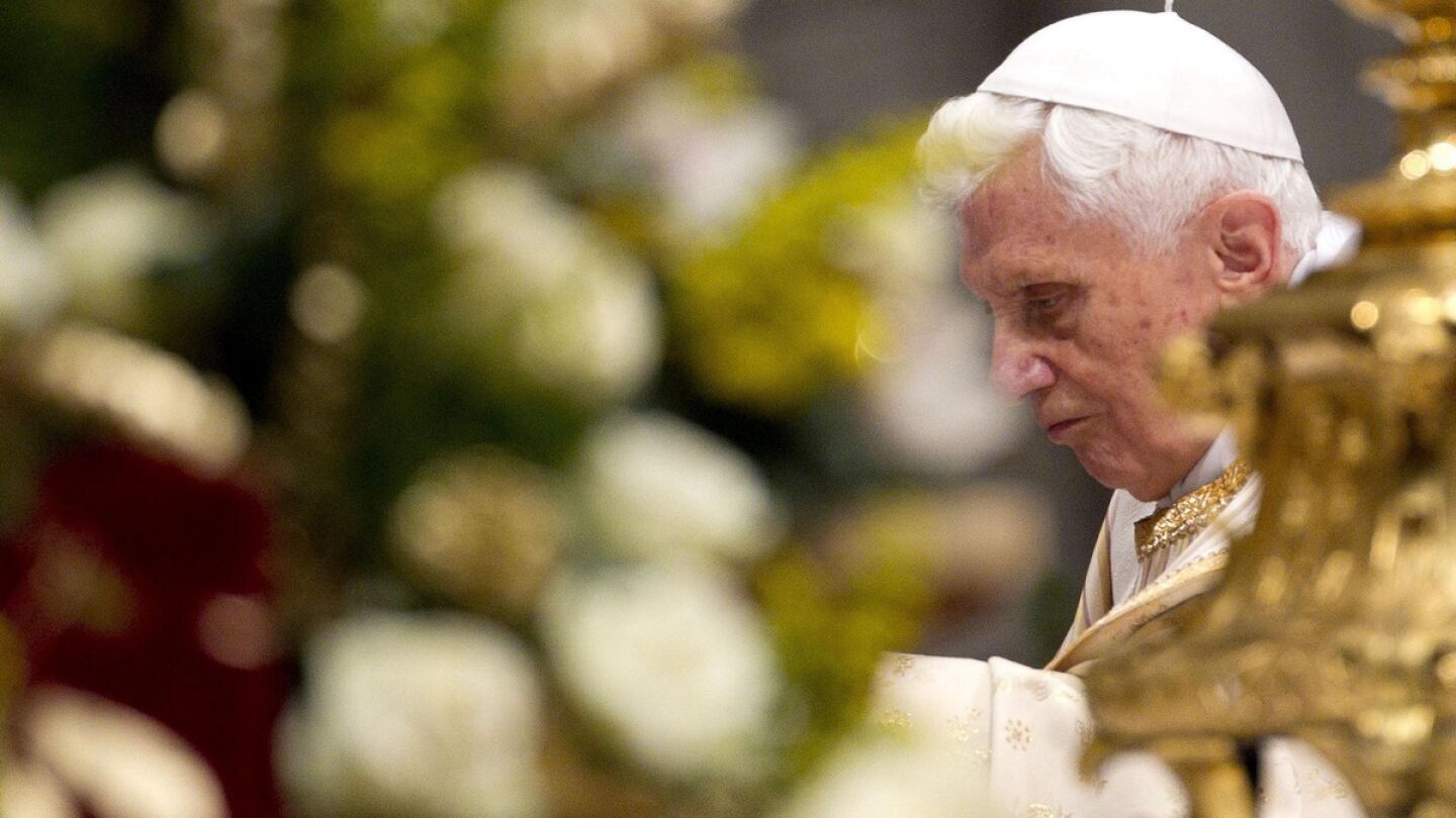 El papa Benedicto XVI celebra la misa de Navidad