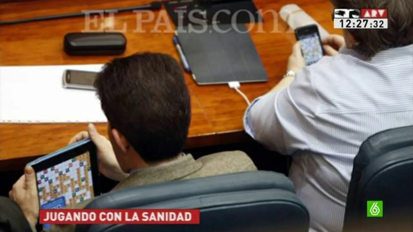 Diputados del PP jugando a 'Apalabrados' durante el Pleno Diputados del PP jugando a 'Apalabrados' durante el Pleno