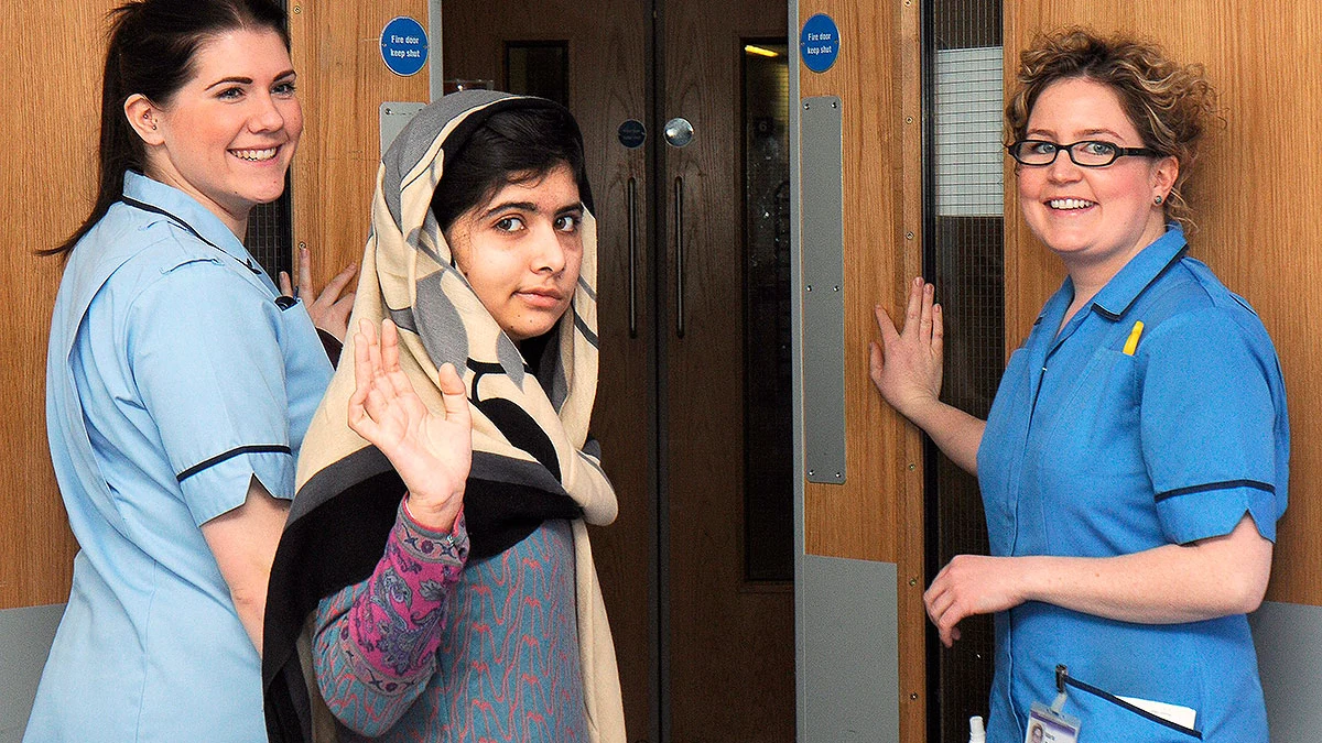 Malala, agredida por talibanes sale del hospital en Inglaterra Malala, agredida por talibanes sale del hospital en Inglaterra