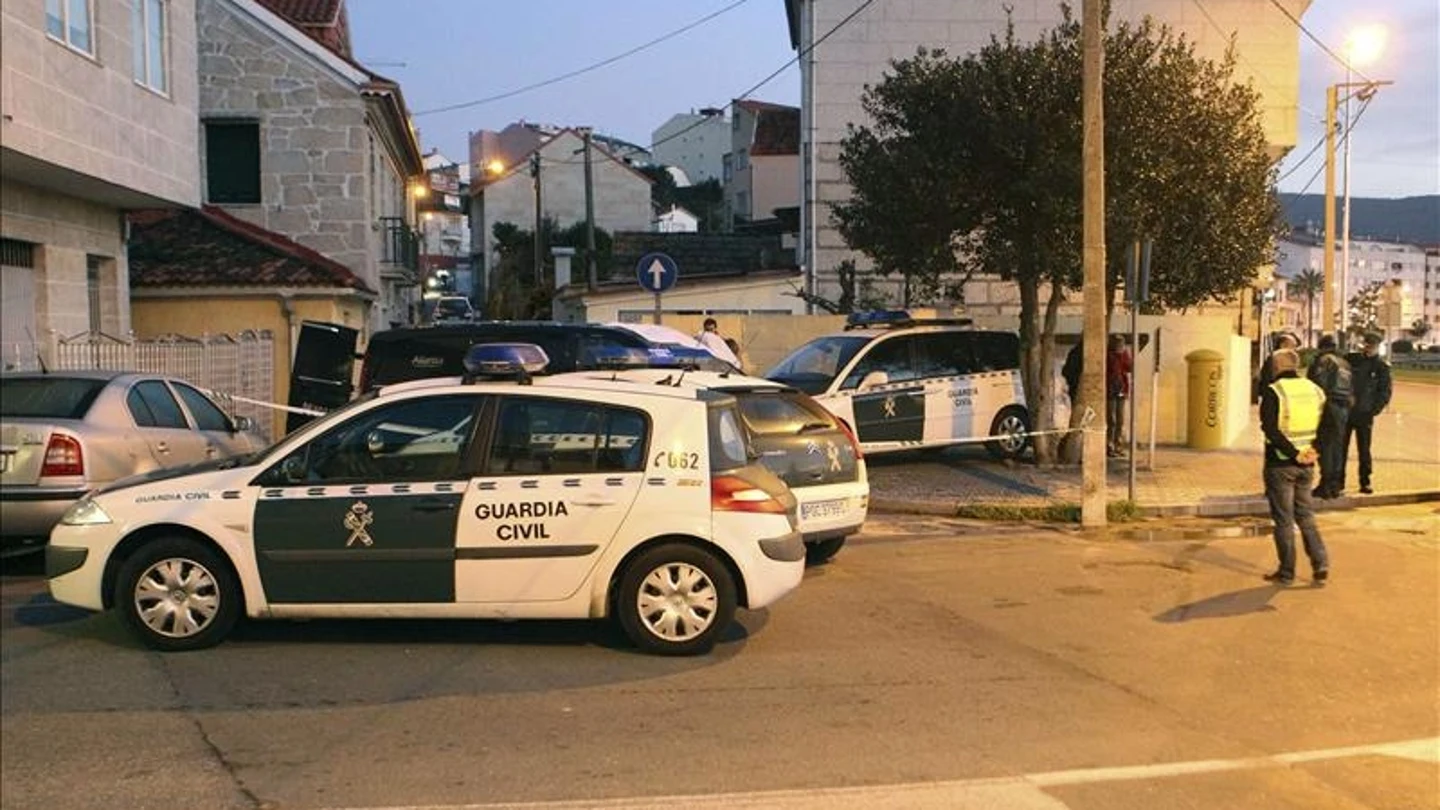 La policía mantiene rodeada la vivienda del presunto agresor La policía mantiene rodeada la vivienda del presunto agresor