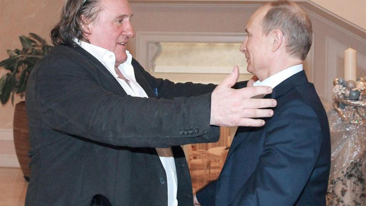 Putin entrega al Gerard Depardieu su nuevo pasaporte ruso Putin entrega al Gerard Depardieu su nuevo pasaporte ruso 
