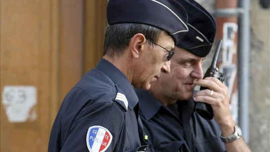 Dos policías franceses hacen guardia en una calle Dos policías franceses hacen guardia en una calle