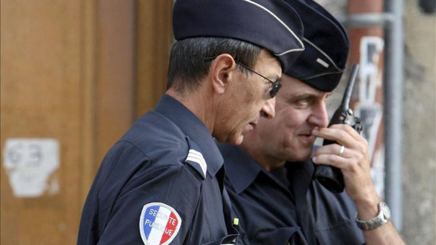 Dos polic&iacute;as franceses hacen guardia en una calle