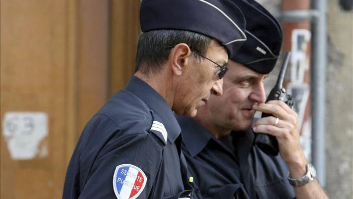 Dos policías franceses hacen guardia en una calle