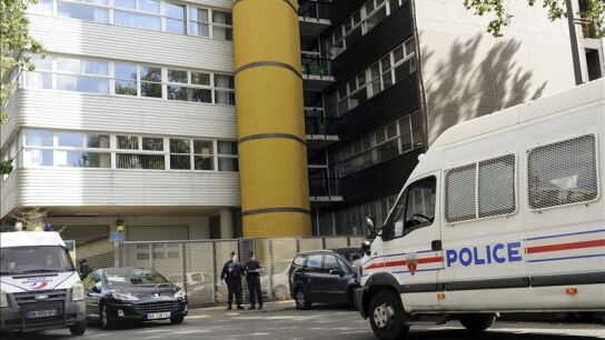 Un coche de la polic&iacute;a en Par&iacute;s