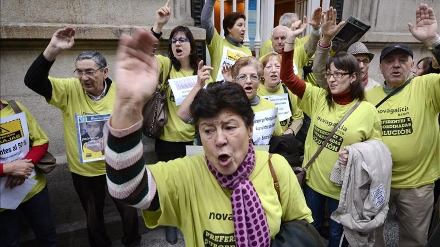 Miles de personas rechazan bajo la lluvia el plan de reestructuración de NCG Miles de personas rechazan bajo la lluvia el plan de reestructuración de NCG