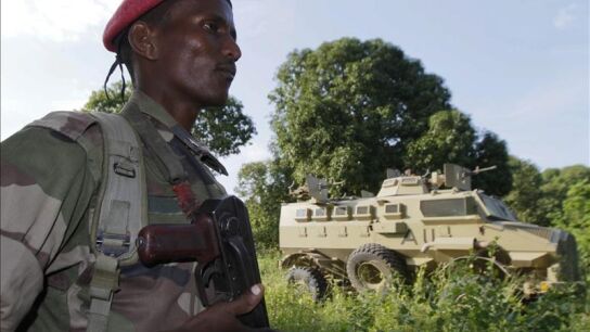 Un soldado del gobierno de Somalia hace guardia en el poblado de Jawhar, Somalia. 