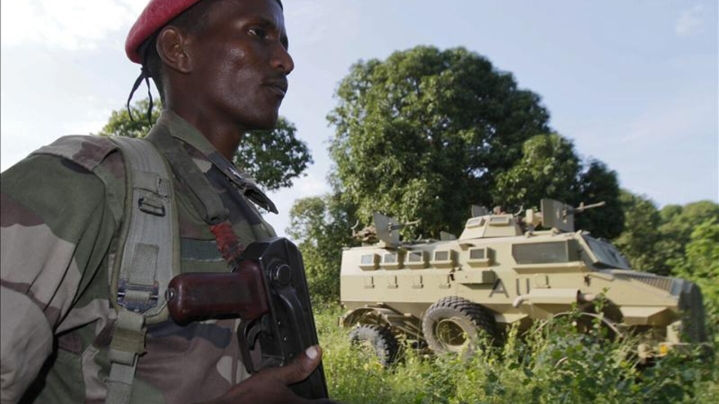 Un soldado del gobierno de Somalia hace guardia en el poblado de Jawhar, Somalia. 