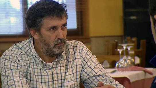 Carlos habla de la situación económica del restaurante Carlos habla de la situación económica del restaurante