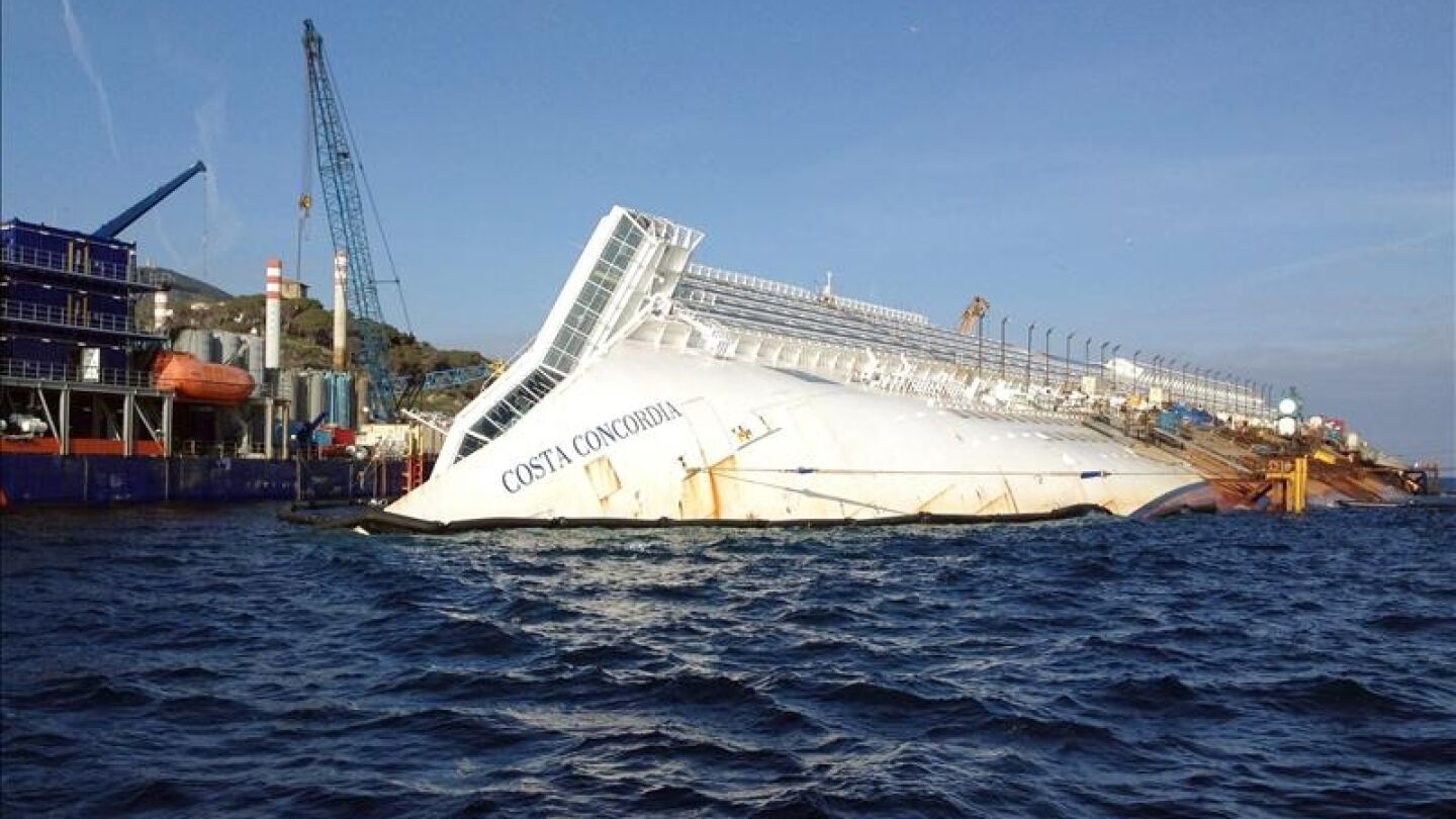 Vista de las operaciones de rescate del crucero Costa Concordia.