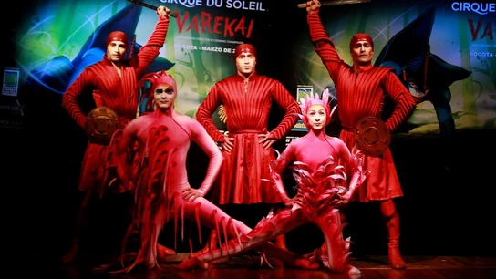 Miembros de la compañía Circo del Sol presentando un espéctaculo Miembros de la compañía Circo del Sol presentando un espéctaculo