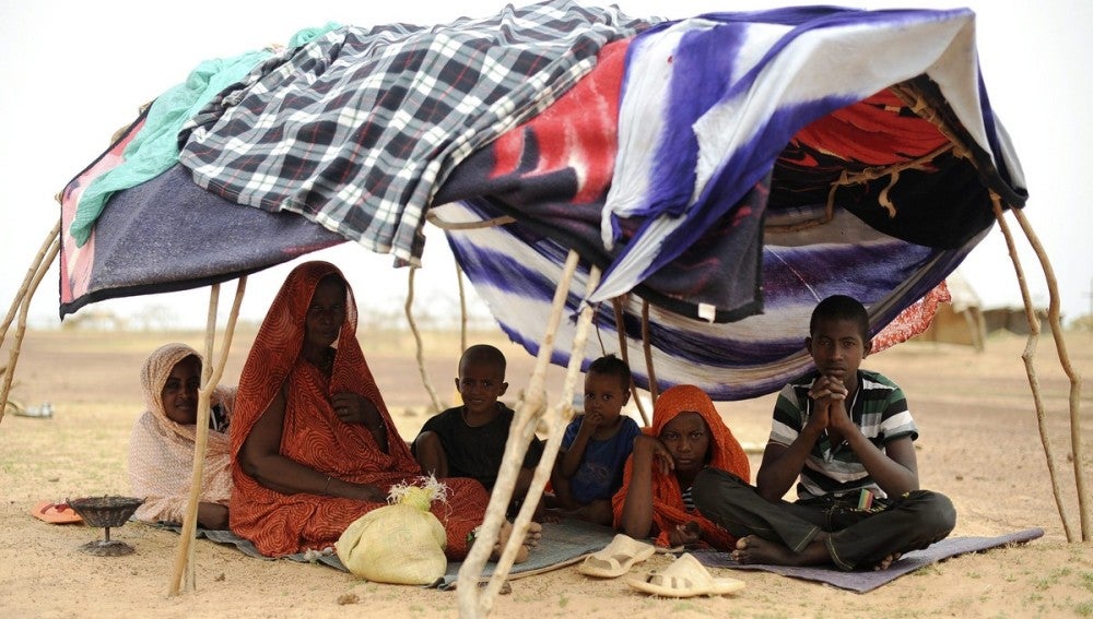 Imagen de una familia maliense en un campo de refugiados en Burkina Faso.