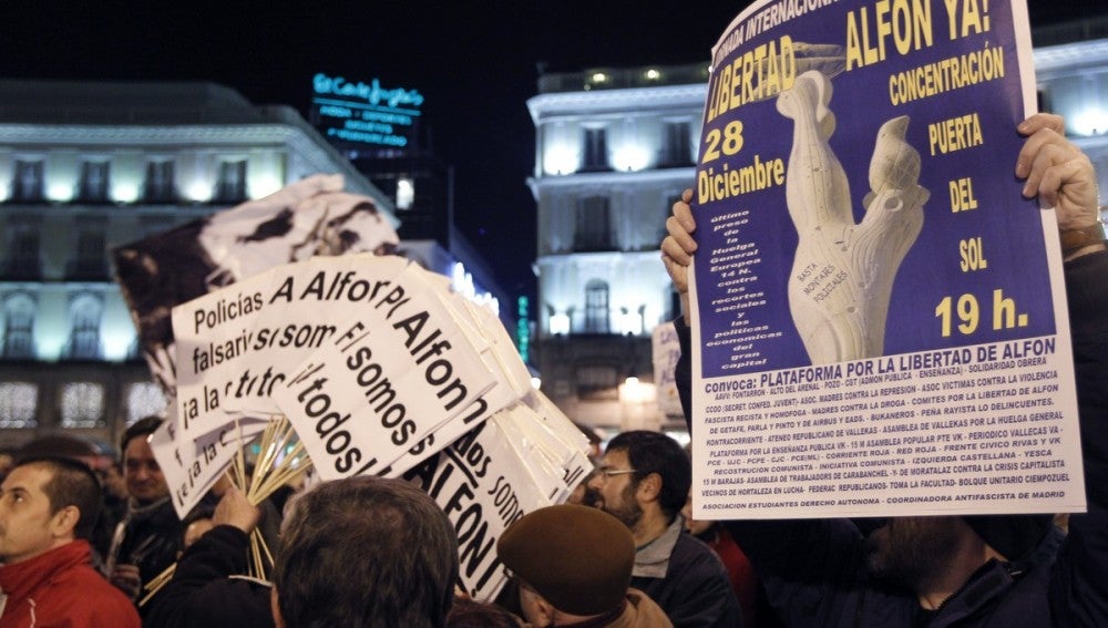 Pancartas durante una concentración en la Puerta del Sol de Madrid, para reclamar la puesta en libertad sin cargos de Alfonso Fernández "Alfon". 