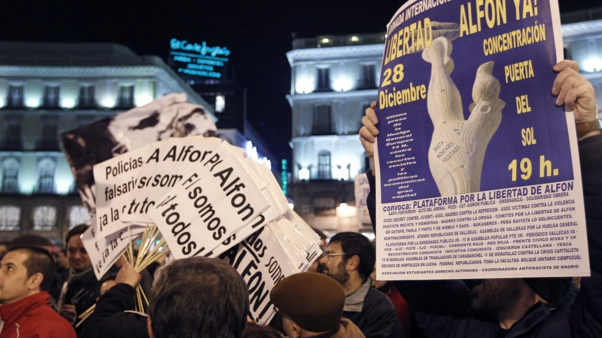 Pancartas durante una concentración en la Puerta del Sol de Madrid, para reclamar la puesta en libertad sin cargos de Alfonso Fernández "Alfon". Pancartas durante una concentración en la Puerta del Sol de Madrid, para reclamar la puesta en libertad sin cargos de Alfonso Fernández "Alfon".
