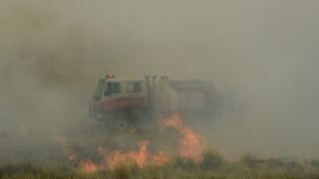 Voluntarios del Servicio Rural de Bombero luchan por combatir el incendio