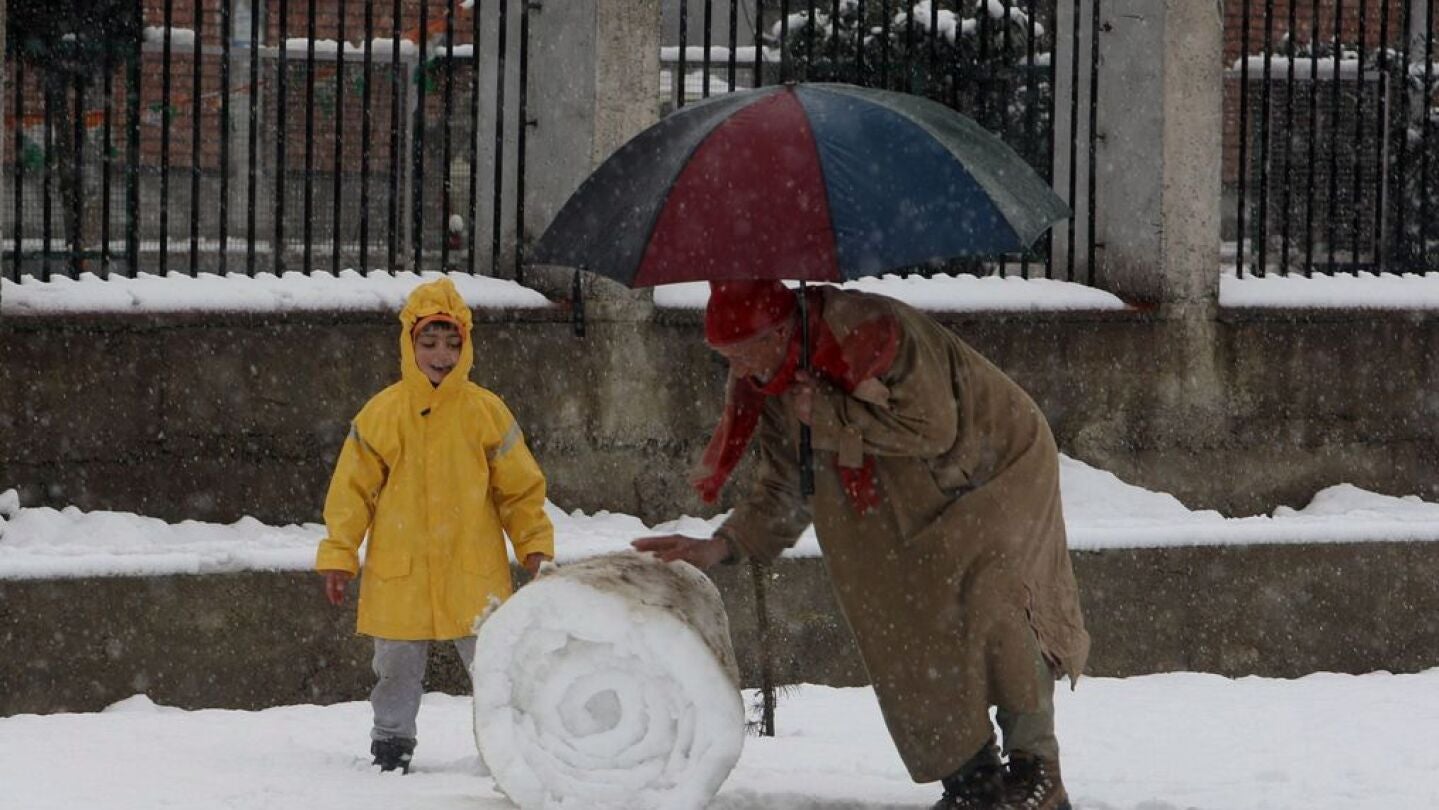 Los peque&ntilde;os disfrutan de las fuertes nevadas en la Cachemira india