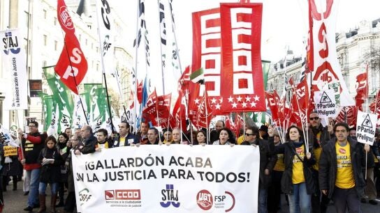 Cabecera de la manifestaci&oacute;n en la que los sindicatos piden la retirada del 'tasazo'