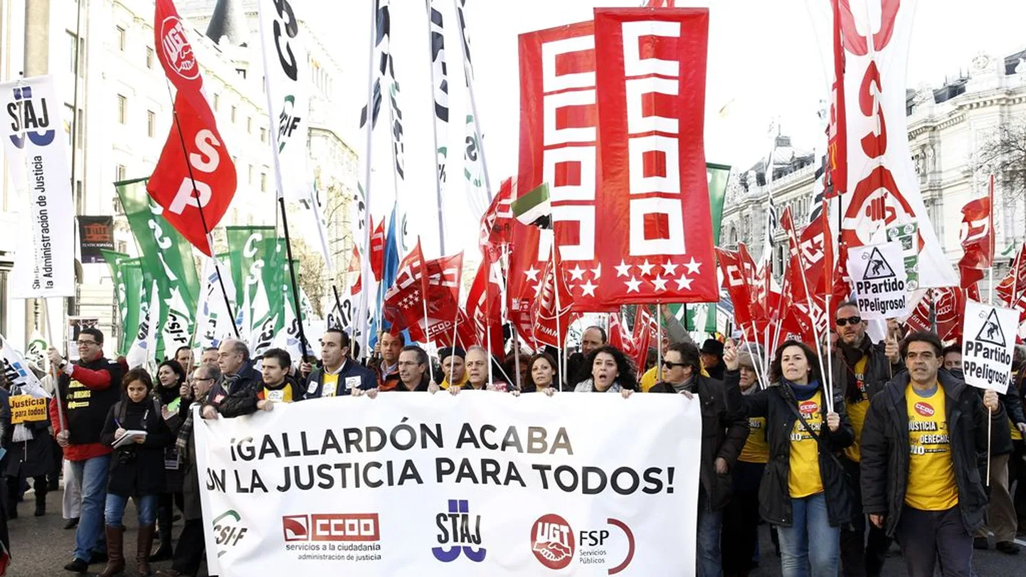 Cabecera de la manifestación en la que los sindicatos piden la retirada del 'tasazo' Cabecera de la manifestación en la que los sindicatos piden la retirada del 'tasazo'