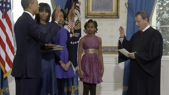 Barack Obama jura el cargo de presidente de EEUU junto a su mujer, Michelle, y sus dos hijas Barack Obama jura el cargo de presidente de EEUU junto a su mujer, Michelle, y sus dos hijas