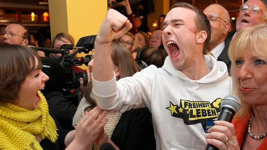 Seguidores del Partido Socialdemócrata celebran la ventaja Seguidores del Partido Socialdemócrata celebran la ventaja