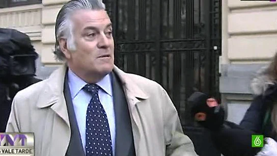 Bárcenas, a la salida de su casa Bárcenas, a la salida de su casa