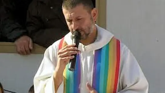 Alessandro Santoro oficiando una misa Alessandro Santoro oficiando una misa