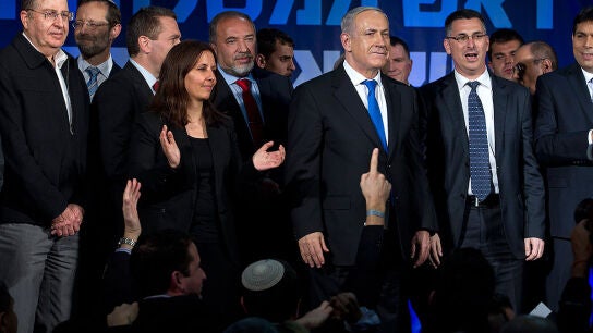 Netanyahu tendr&aacute; que pactar