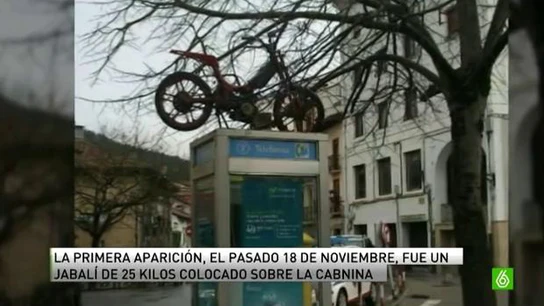 ¿Qué hace una motocicleta encima de una cabina telefónica? ¿Qué hace una motocicleta encima de una cabina telefónica?