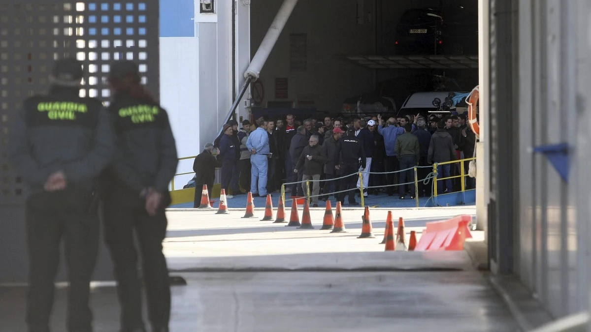 Gran número de personas desembarcan del ferry Alicante-Orán